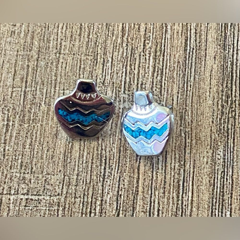 Vintage women’s Southwestern style small pot/vase earrings teal and silver color